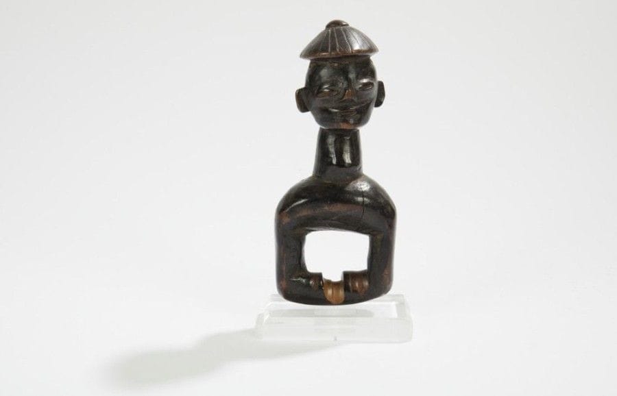 ATIE (R. CÔTE d'IVOIRE)

Poulie de métier à tisser 
Belle et curieuse poulie à visage coiffé d'un chapeau conique, le corps carré avec usure au niveau du passage du fil. Belle patine brune. 
Hauteur: 14,5 cm 
Provenance: Collection particulière, Paris.