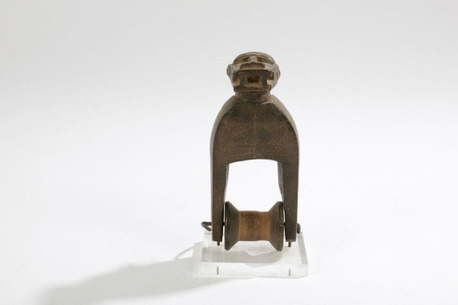 BAOULÉ (R. CÔTE d'IVOIRE)

Poulie de métier à tisser 
Belle poulie à étrier gravée de motifs géométriques, surmonté d'un masque traditionnel «Goli» représentant une tête de buffle. Belle patine brune, bobine. 
Hauteur: 14 cm 
Provenance: Collection particulière, Paris