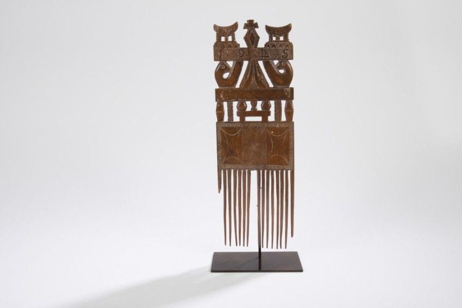 ASHANTI (GHANA / R. CÔTE d'IVOIRE)

Peigne 
Beau peigne de mariage à décors gravés, éléments porte-bonheur, oiseaux , deux tabourets de chefferie, Sacré-C?ur, possédant quinze dents, une manquante, une cassée, patine brune, daté 1945. 
Hauteur: 34 cm 
Provenance: Collection particulière, Paris.