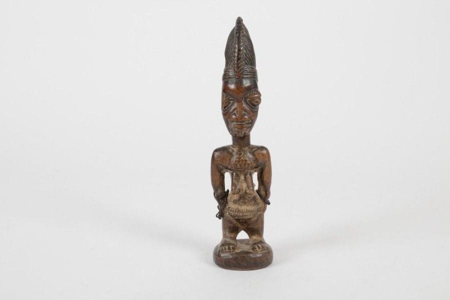 YOROUBA (Nigéria)

Ibedji 
Belle statuette féminine de jumelle pour le culte Ibedji des jumeaux. Belle patine brune, rehauts d'indigo sur la coiffe, restes d'onguent médicinal «Ero» préparé à partir de plantes mélangées à un ?uf. Bracelets de perles. Usure à la coiffe. Centre de style d'Ila Orangun, région d'Igbomina. 
Hauteur: 31,5 cm 
Provenance: Collection Renaudeau, Paris.