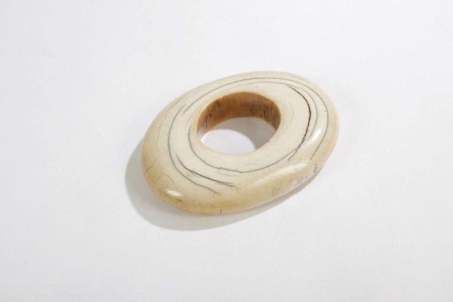 IDOMA (Nigeria)

Bracelet en ivoire 
Grand et beau bracelet en ivoire à patine blonde, belle usure de grand usage par frottement lors du pilage. 
Diamètre: 14,5 cm 
Provenance: Collection particulière, Paris