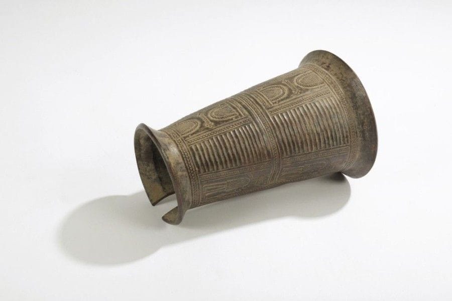 Igbo (Nigéria)

Brassard en bronze 
Magnifique brassard en bronze décoré de personnages et de signes géométriques. Très belle patine verte de belle ancienneté. 
Hauteur: 19,5 cm ? Diamètre: 13 cm 
Provenance: Collection D. et M. Meynet, Lyon.