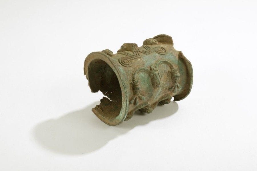 IJEBU YOROUBA (NIGERIA)

Bracelet en bronze 
Bracelet rituel de la société Ogboni décoré de visages humains stylisés reliés élégamment à des groupes de trois petits grelots en relief, belle patine d'oxydation verte, magnifique fonte à cire perdue. Circa début du XIXe siècle. 
Hauteur: 11 cm ? Diamètre: 9,5 cm 
Provenance: Collection D. et M. Meynet, Lyon.