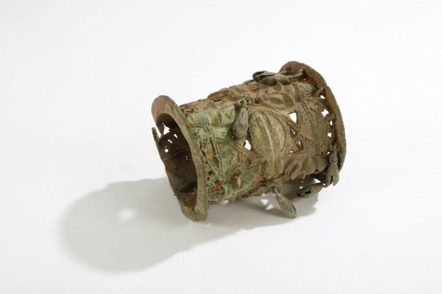 IJEBU YOROUBA (NIGERIA)

Bracelet en bronze 
Bracelet rituel de la société Ogboni décoré de visages humains stylisés, petits grelots, belle patine d'oxydation verte, magnifique fonte à cire perdue. Circa début du XIXe siècle. 
Hauteur: 11 cm ? Diamètre: 10 cm 
Provenance: Collection D. et M. Meynet, Lyon.