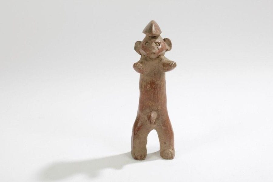 CHAMBA (Nigéria)

Fétiche en terre cuite 
Très beau et ancien fétiche en terre cuite à patine luisante rouge, représentant un personnage. 
Hauteur: 16 cm 
Provenance: Collection D. et M. Meynet, Lyon.