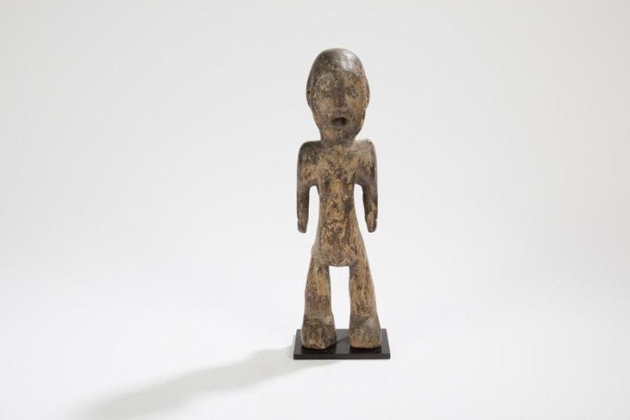 MONTOL (NIGERIA)

Statuette 
Belle statuette fétiche féminine, debout, les bras écartés du corps dans une position puissante et hiératique. Bouche ouverte. Classique traitement des veines du bois pour donner du mouvement à la sculpture. 
Hauteur: 29 cm