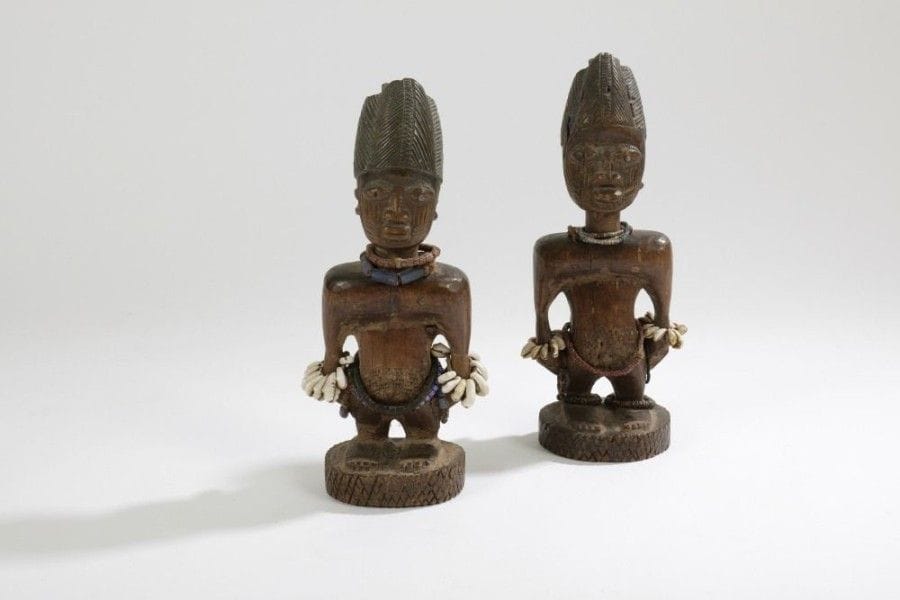 YOROUBA (Nigéria)

Paire de statuettes Ibedji 
Très beau couple de statuettes masculines pour le culte des jumeaux, à patine brune délavée due à une grande utilisation, bracelets et colliers de perles de verre et de cauris. Restes de bleu de lessive dans les coiffures et d'ocre rouge. Style sculptural de Kwara d'Ilorin. Pour des sculptures similaires de la main du même sculpteur, cf The Metropolitan Museum of Art, New York, don du Dr Jeffrey S. Hammer, 1979. 
Hauteurs: 27,5 cm et 25 cm 
Provenance: Collection Grandadam, Paris. 
Bibliographie: George Chemeche, Ibeji, le culte des jumeaux, n°118.