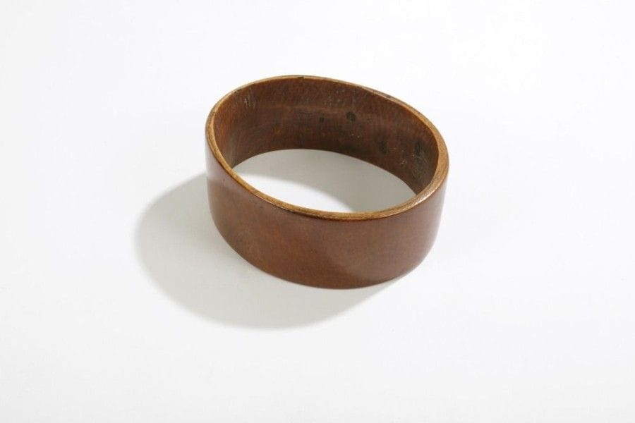 Igbo (Nigéria)

Chevillière en ivoire 
Belle chevillière en ivoire brun rouge. Circa 1940. 
Épaisseur: 4,5 cm - Diamètre: 12 cm 
Provenance: Collection N. L. Bordeaux.