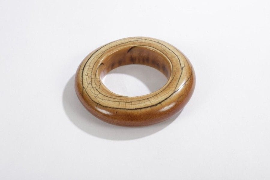 Bamileke (Cameroun)

Bracelet en ivoire 
Superbe ivoire à patine blonde et brune. Circa 1930. 
Diamètre: 11 cm 
Provenance: Collection N. L. Bordeaux.