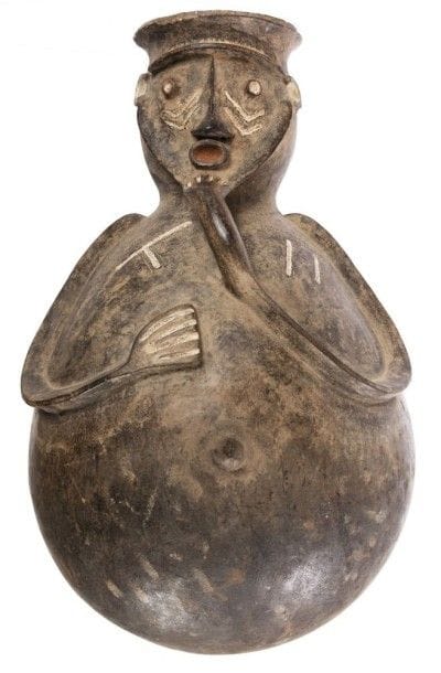 MAMBILA (Nigéria)

Urne 
Grand récipient ovoïde en terre cuite symbolisant un ancêtre. Le visage et les bras sont modelés en relief et rehaussés de kaolin et d'ocre rouge. Patine d'usage brune. 
Hauteur: 67 cm 
Provenance: Collection du Dr M.D., Paris.