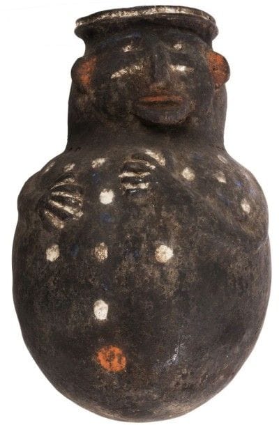 MAMBILA (CAMEROUN / NIGERIA)

Jarre 
Récipient en terre cuite représentant un ancêtre, les bras sur le ventre, le col de la jarre représentant le visage. Rehauts de kaolin et d'ocre rouge. 
Provenance: Collection du Dr M.D., Paris. 
Hauteur: 47 cm