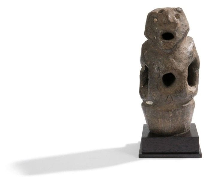 MAMBILA (CAMEROUN / NIGERIA)

Statuette en pierre 
Puissante statuette de divination en pierre taillée et polie. Bouche grande ouverte en un cri, orifice transfixiant ventral recevant la charge médicinale, sexe marqué, rehauts de kaolin. Très belle patine d'usage. 
Hauteur: 21 cm - Largeur: 11 cm