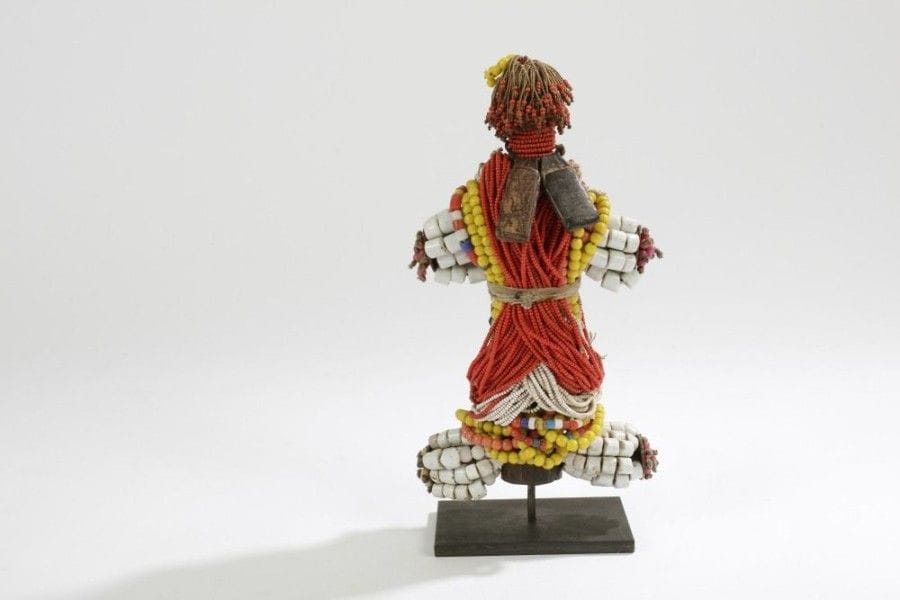 KIRDI (Cameroun)

Poupée de fertilité 
Corps et tête en bois, les bras et les jambes suggérés par des gerbes de perles blanches. Le corps est recouvert d'un perlage jaune, rouge et blanc. Coiffe en fibres et microperles rouges et jaunes. 
Hauteur: 26 cm
