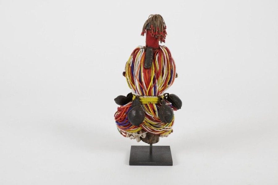 KIRDI (Cameroun)

Poupée de fertilité 
Sans bras ni jambes, corps en fut recouvert de perlage multicolore. Coiffe en fibres et microperle rouges. 
Hauteur: 24 cm