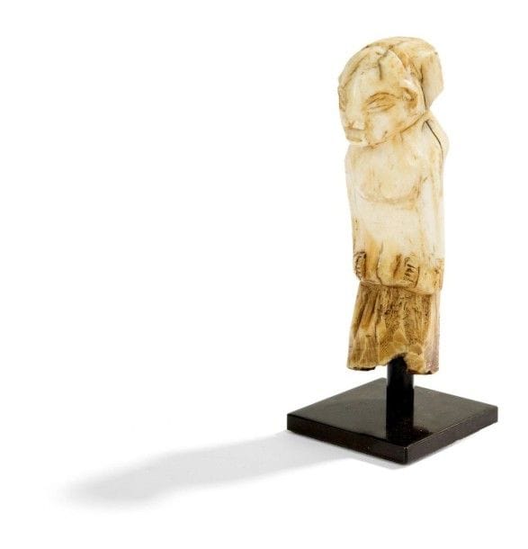 LUBA (R. DEM. CONGO)

Pendentif en ivoire 
Pendentif «Mukusi muhasi», représentant un ancêtre féminin, les mains jointes sur le ventre. Comme souvent, une dent d'hippopotame est utilisée pour sa courbure. Bonne patine d'usage. Circa 1930. 
Hauteur: 11 cm