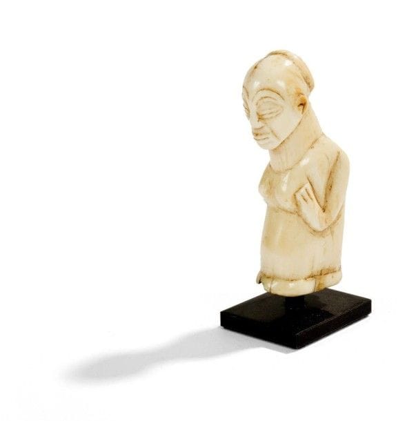 LUBA (R. DEM. CONGO)

Pendentif en ivoire 
Petit pendentif féminin, les bras ramenés sur la poitrine. Belle patine blonde. 
Hauteur: 8 cm