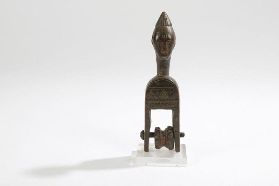 BAOULÉ (R. CÔTE d'IVOIRE)

Poulie de métier à tisser 
Personnage coiffé d'un chapeau conique, torse scarifié, bobine d'origine. Patine brune. 
Hauteur: 15,5 cm