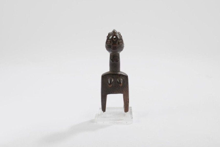 ABRON (R. CÔTE d'IVOIRE)

Poulie de métier à tisser 
personnage féminin au visage arrondi scarifié en traits sur les joues, trou de suspension en haut du front. Patine brune. 
Hauteur: 12,5 cm