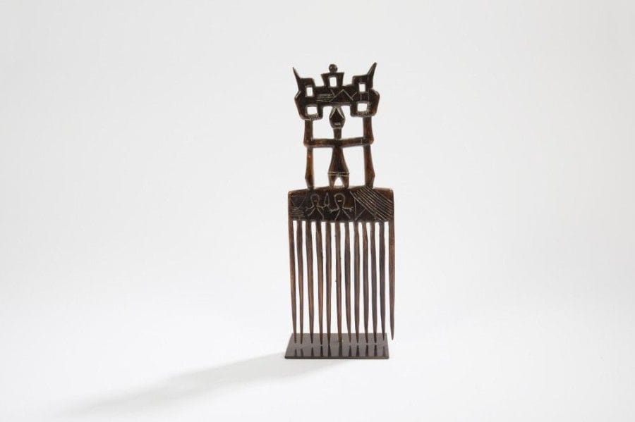 ASHANTI (GHANA / R. CÔTE d'IVOIRE)

Peigne 
Beau peigne sculpté d'un personnage les bras levés et d'animaux. Beaux glyphes d'enfants. Douze dents, patine brune. 
Hauteur: 31 cm 
Provenance: Collection particulière, Paris.