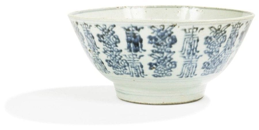 CHINE - Epoque MING (1368 - 1644)

Grand bol en porcelaine décorée en bleu sous couverte de caractères «shou» stylisés à l'extérieur. 
(Fêlure). 
Diamètre: 25 cm