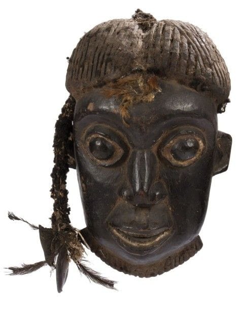 Bamileke (Cameroun)

Masque 
Masque en bois à patine noire, tresse de cheveux. 
Hauteur: 40 cm