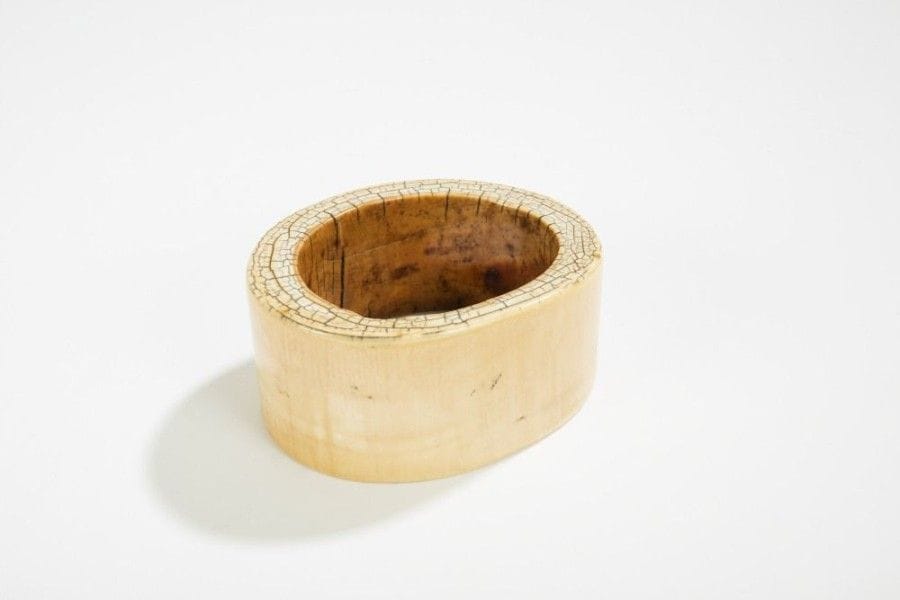 Igbo (Nigéria)

Bracelet en ivoire 
Très belle patine blonde et brun rouge. Fêlure non transfixiante à l'intérieur. 
Diamètre: 11 cm