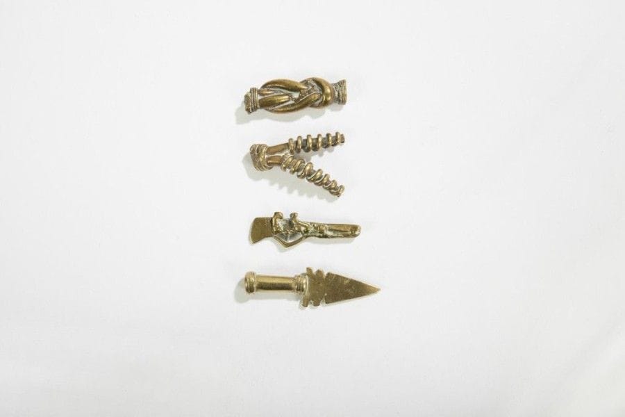 ASHANTI / AKAN (GHANA / R. CÔTE d'IVOIRE)

Lot de quatre pesons 
Poids à peser la poudre d'or à décors figuratifs (fusil, couteau, cornes de bélier, n?ud d'amitié et de fidélité), alliage cuivreux.