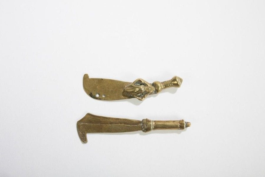 ASHANTI / AKAN (GHANA / R. CÔTE d'IVOIRE)

Lot de deux pesons 
Poids à peser la poudre d'or figurant des sabres, l'un à décor de crane de singe, alliage cuivreux.