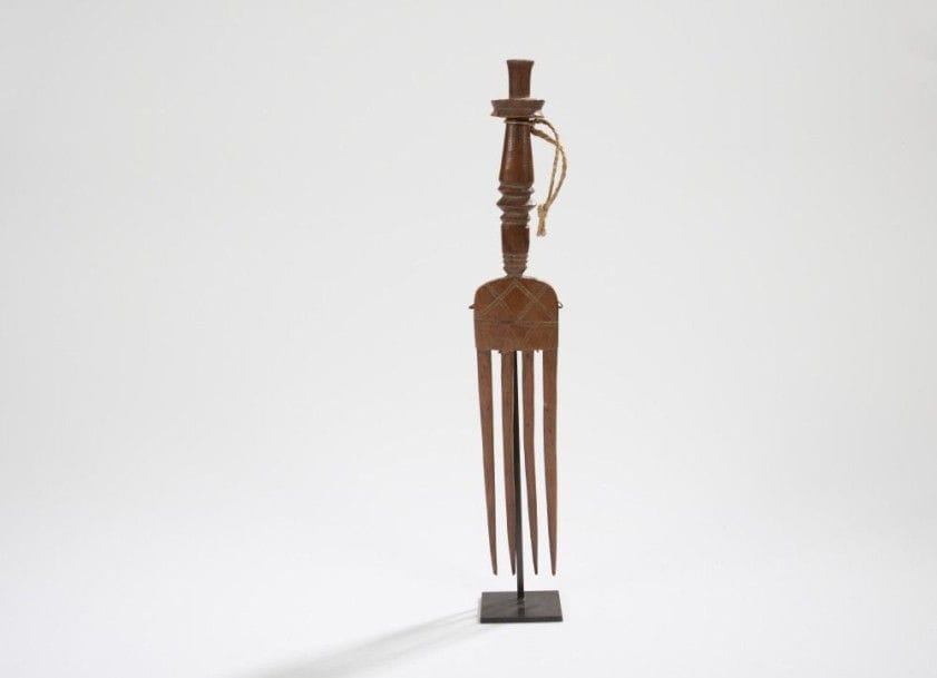 (AFRIQUE de l'OUEST)

Peigne 
En bois à quatre dents, belle patine brune. 
Hauteur: 36,5 cm