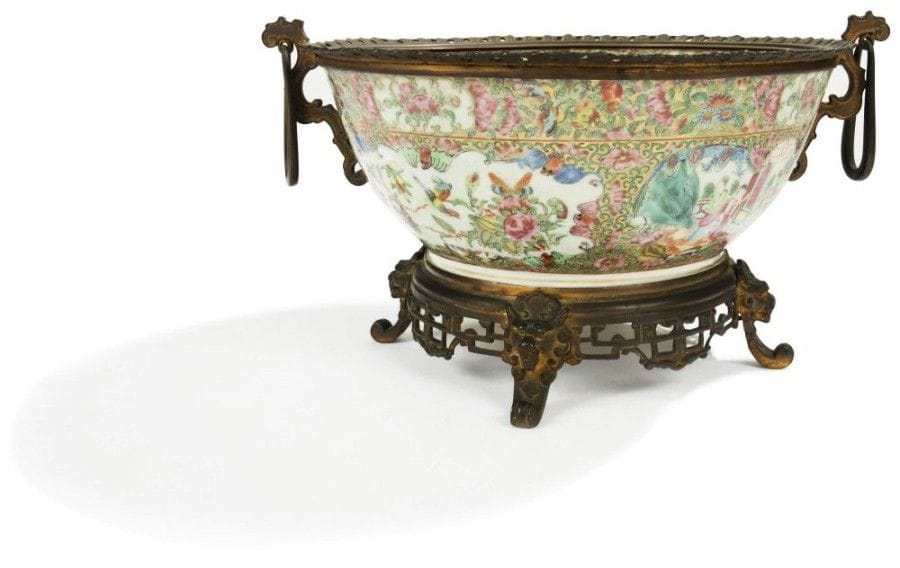 CHINE, Canton - XIXe siècle

Bol en porcelaine décorée en émaux polychromes de réserves ornées de personnages et oiseaux et fleurs. 
Monté en bronze. 
Diamètre: 28 cm