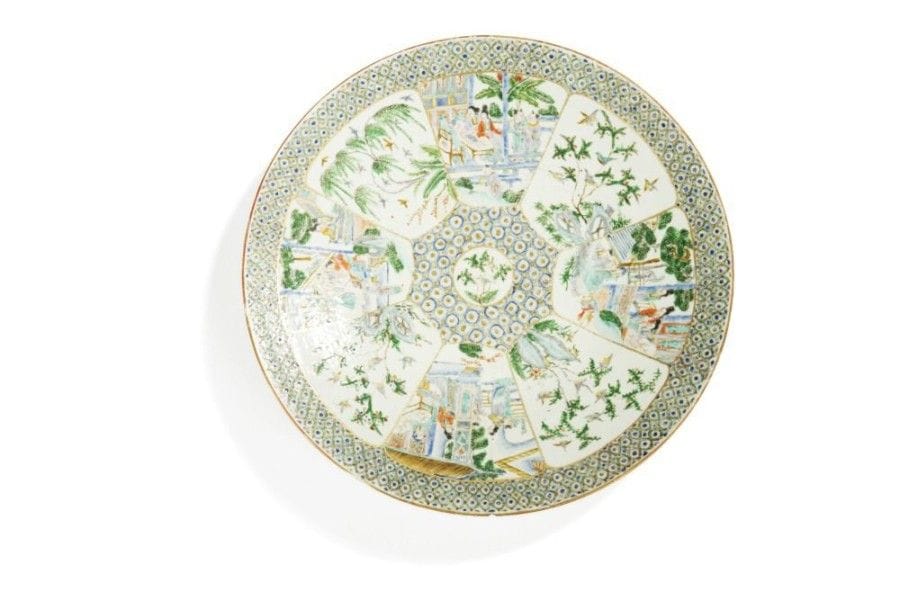 CHINE, Canton - Fin XIXe siècle

Grand plat en porcelaine décorée en émaux polychromes de compartiments de jeunes femmes et oiseaux et fleurs alternés. 
(Fêlures). 
Diamètre: 47 cm