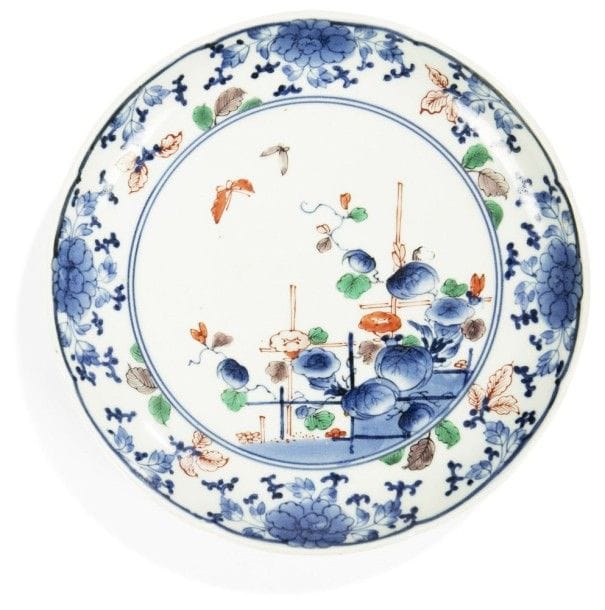 JAPON, Imari - Milieu Époque EDO

(1603 - 1868)
Coupe en porcelaine décorée en bleu sous couverte et émaux polychromes de volubilis et papillons. 
Diamètre: 21 cm