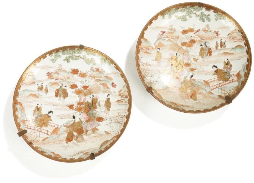 JAPON, Kutani - Epoque MEIJI (1868 - 1912)

Paire de grandes coupes en porcelaine décorée en émaux polychromes de paysans travaillant les champs, des femmes et enfants les rejoignant. 
Diamètre: 33 cm