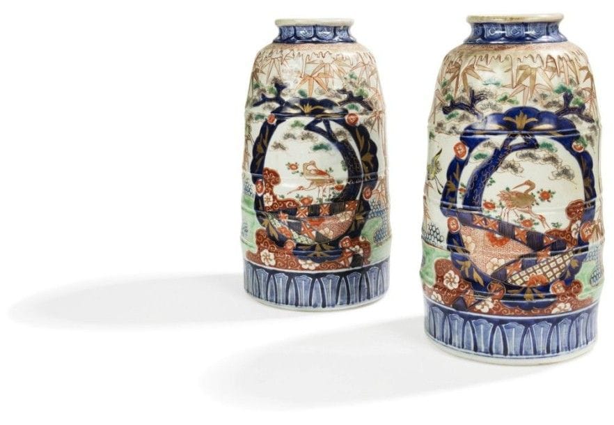 JAPON, Imari - Époque MEIJI (1868 - 1912)

Paire de vases de forme cylindrique en porcelaine décorée en bleu sous couverte, rouge de fer et émaux polychromes de grues parmi les bambous et pins. 
(Restaurations). 
Hauteur: 39 cm