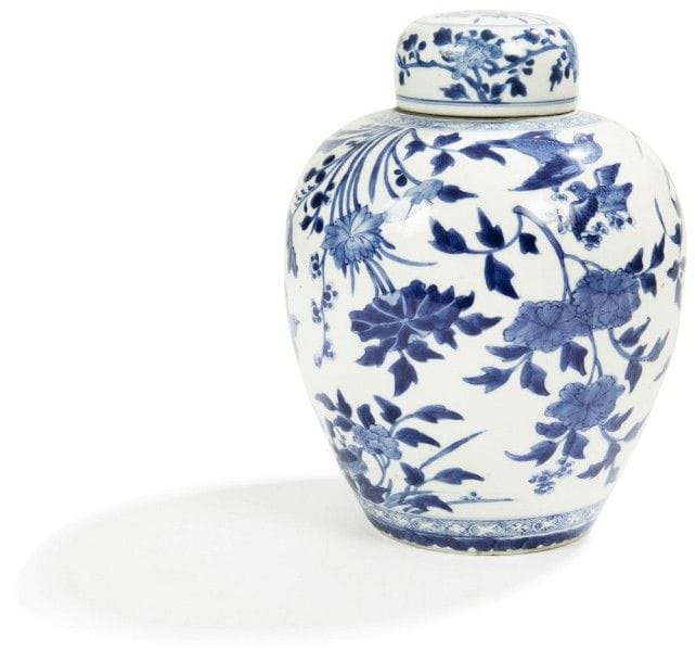 CHINE - EPOQUE KANGXI (1662 - 1722)

Pot à gingembre en porcelaine décorée en bleu sous couverte d'oiseaux volant parmi les lotus. 
(Couvercle rapporté, fêlure). 
Hauteur: 21 cm