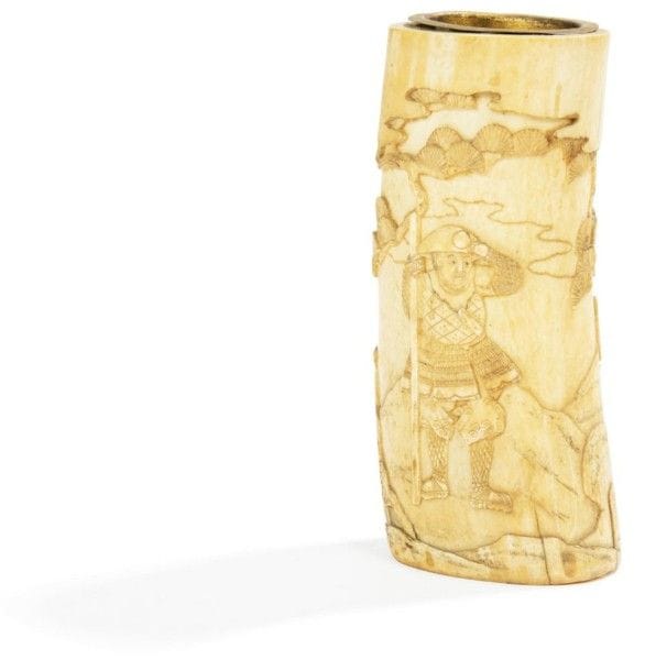 JAPON - Epoque MEIJI (1868 - 1912)

Vase en ivoire à décor sculpté de deux samouraï sous les pins. 
Hauteur: 13 cm