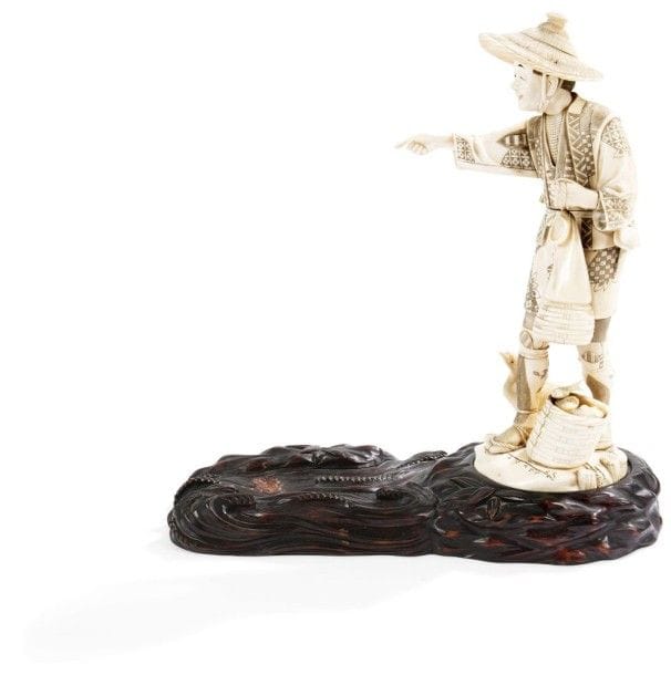 JAPON - Epoque MEIJI (1868 - 1912)

Okimono en ivoire marin, pêcheur de cormoran debout avec son cormoran montrant du doigt un élément sortant de l'eau de son socle en bois. 
(Manques). 
Hauteur: 32 cm