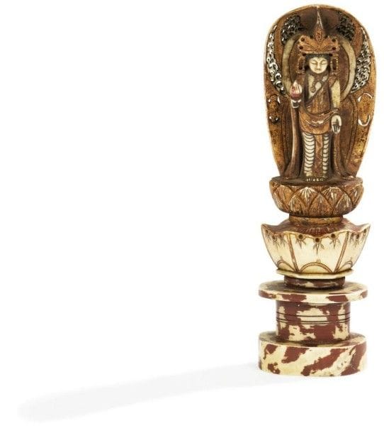 JAPON - Epoque MEIJI (1868 - 1912)

Okimono en ivoire de morse polychrome, Kannon debout sur un lotus devant une mandorle. 
Hauteur: 16 cm