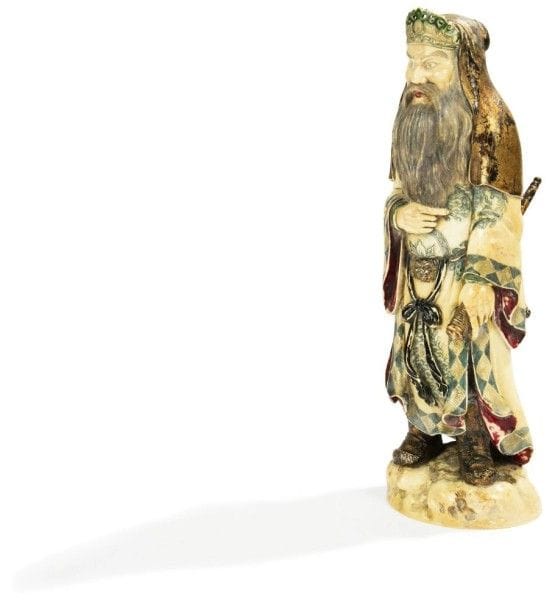 JAPON - Epoque MEIJI (1868 - 1912)

Okimono en ivoire polychrome, Kanu debout se lissant la barbe. Signé dans un cartouche en laque rouge Shinsai. 
(Accidents). 
Hauteur: 29 cm