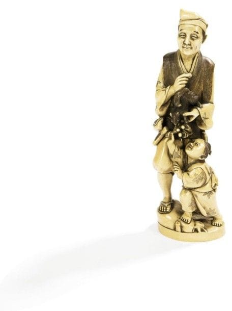 JAPON - Epoque MEIJI (1868 - 1912)

Okimono en ivoire à patine jaune, paysan debout tenant un loir mangeant des raisins dans la main d'un enfant. 
Hauteur: 31 cm