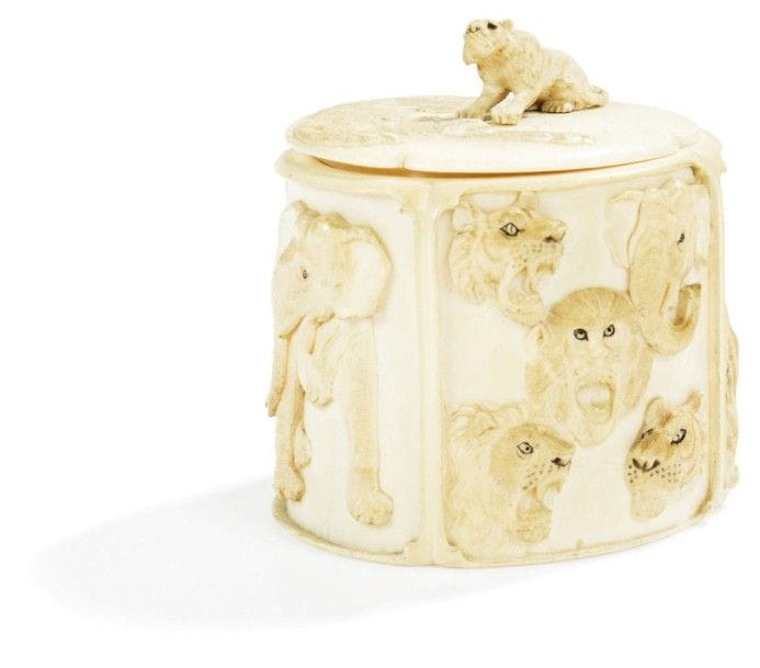 JAPON - Epoque MEIJI (1868 - 1912)

Pot couvert en ivoire à décor de félins et éléphants. 
(Manque le cartouche de signature). 
Hauteur: 9 cm