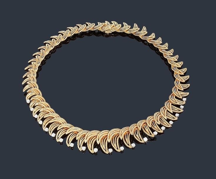 BOUCHERON
Demi-parure en fils d'or jaune 18K (750 ?) lisse et cordé comprenant: un collier et un bracelet assorti, chacun orné de diamants sur platine. Travail des années 1960. Signés, le bracelet numéroté 7555. 
Dans leurs écrins. Longueurs: 41 et 18,5 cm environ. Poids: 96,7 et 96,4 g