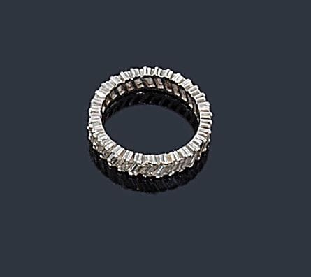 Alliance en or gris 18K (750 ?), entièrement sertie de diamants calibrés disposés en épi. 
Tour de doigt: 49/50. Poids brut: 4,7 g