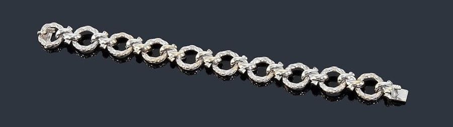 MELLERIO dits MELLER
Bracelet en or gris 18K (750 ?) cordé articulé de maillons ronds réunis par des liens. 
Signé et numéroté 4123. Longueur: 18,3 cm environ. Poids brut: 38,4 g