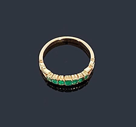 Bague en or jaune 18K (750 ?), sertie d'émeraudes. Tour de doigt: 55. Poids brut: 3,2 g (chocs)
