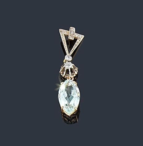 Pendentif en or jaune 18K (750 ?) orné de diamants taillés en roses, terminé d'une aigue-marine navette. 
Poids brut: 3 g