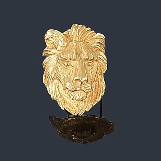 MELLERIO dits MELLER
Broche-clip en or jaune 18K (750 ?) sculpté d'un lion. Signé et numéroté 3900. 
Hauteur: 4,3 cm - Poids: 30,3 g