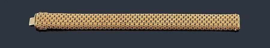 Bracelet ruban en or jaune 18K (750 ?) tressé. 
Longueur: 19,5 cm environ. Poids: 64,2 g