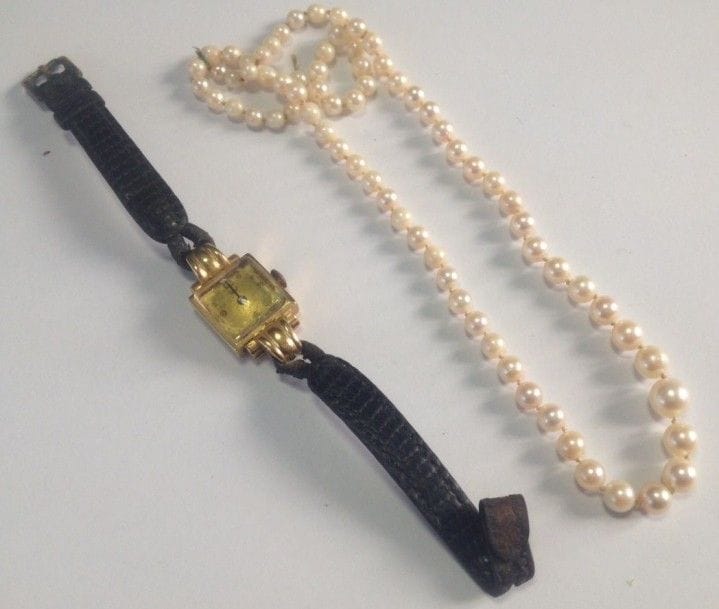 Montre de dame en or jaune 18K (750 ?), cadran carré. Poids brut: 16,8 g (remontoir métal).