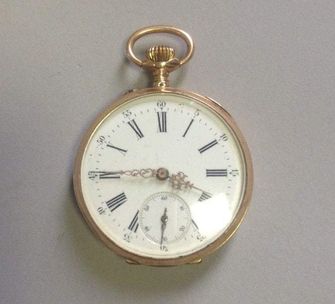 Montre de poche en or 18K (750°/°°), le fond gravé d'un décor floral et écusson. Chronomètre à 6H. Poids brut: 63,85 g